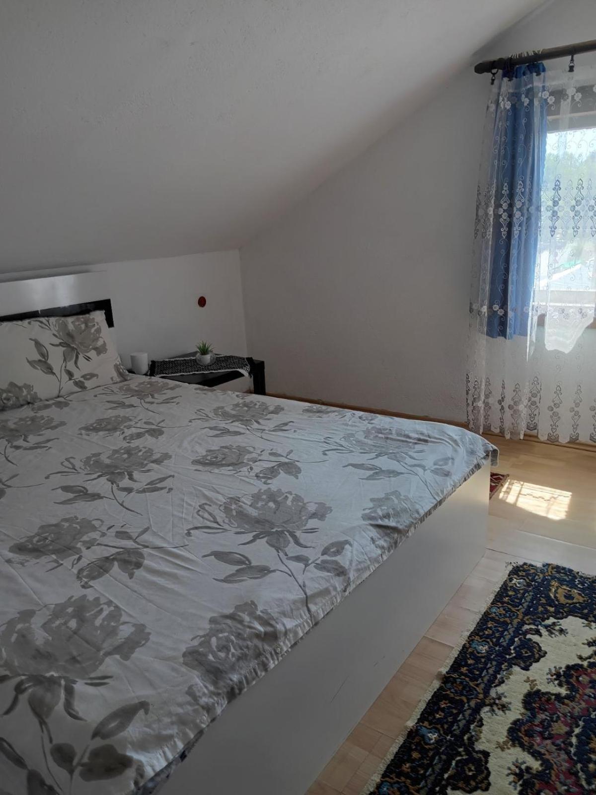 Guesthouse Sobi-Rooms Gradsko ภายนอก รูปภาพ