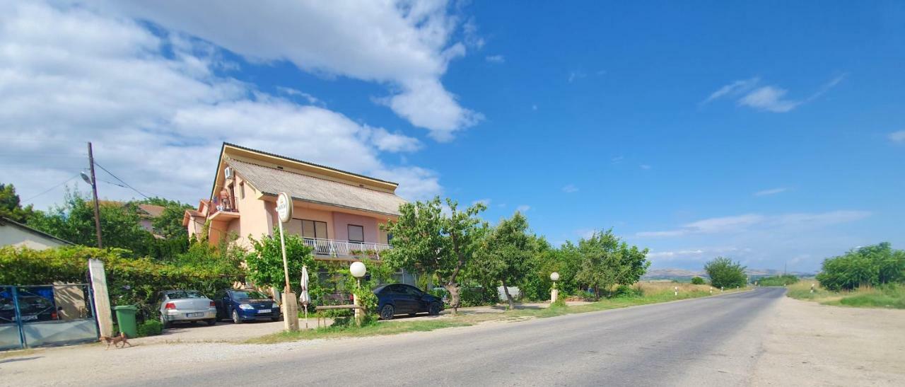 Guesthouse Sobi-Rooms Gradsko ภายนอก รูปภาพ